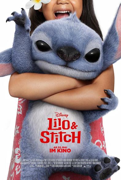 Ein farbenfrohes Filmplakat zeigt den knuddeligen blauen Alien Stitch, der mit seinen großen schwarzen Augen und plüschigem Fell direkt in die Kamera blickt. Er wird von einem fröhlichen Mädchen – Lilo – fest umarmt, deren Gesicht vor Lachen strahlt. Eine gelbe Blume steckt in ihrem Haar. Im Zentrum des Bildes steht der rote Titel „Lilo & Stitch“ im typischen verspielten Disney-Schriftstil, darunter der Kinostart: „Ab 22. Mai im Kino“. Das Plakat strahlt Wärme, Freude und familiären Zusammenhalt aus – perfekt für ein liebevolles Disney-Abenteuer.