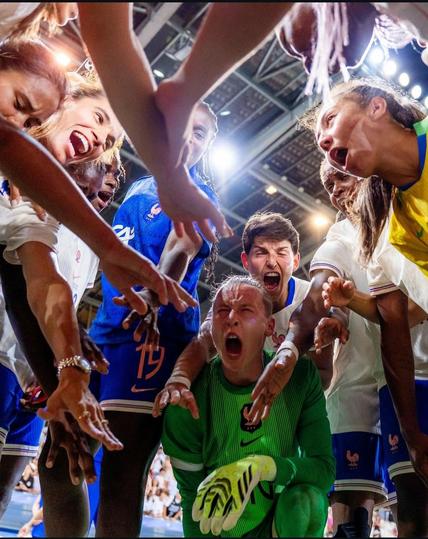 L'équipe de France joyeuse après sa victoire contre le Brésil 3-2.