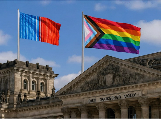 Climate Stripes Flagge und Rainbow Flagge auf Reichstags Gebäude