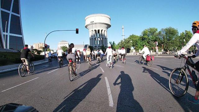 Circulando en bici por Pl. Castilla, durante la última edición