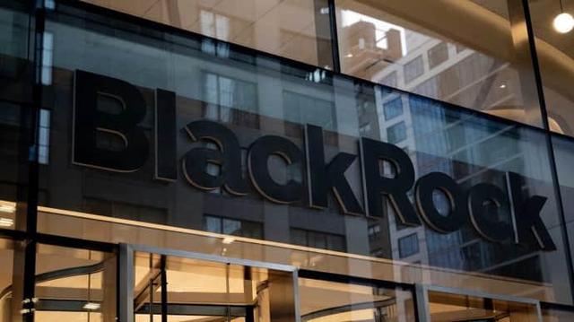 🇺🇸🇷🇺🇺🇦 Bloomberg: #BlackRock has suspended its efforts to raise capital for a multibillion-dollar Ukraine recovery fund after Donald #Trump’s election victory signalled a cooling of US support for Kyiv.

The fund was expected to launch at next week’s Ukraine Recovery Conference in Rome. However, BlackRock paused investor outreach to potential partners in January due to uncertainty over Ukraine’s future and declining institutional interest.

Trump, who vowed to end the war and convene peace talks, has since clashed with both #Ukrainian President #Zelenskyy and Russian President Putin while offering mixed signals on US policy.

Source: https://www.bloomberg.com/news/articles/2025-07-05/blackrock-halted-ukraine-fund-talks-after-trump-s-election-win

>LEAKLIV:/