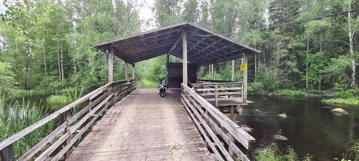 Katettu silta, josta voi mennä henkilöautolla yli. Tansseja ovat pitäneet kuulemma sillalla. Virrankoski virtaa alta.