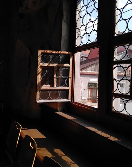 Ein altes, malerisches Fenster des Weberzunfthauses in Wangen im Allgäu.