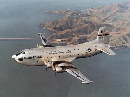 Douglas C-124C Globemaster II (s/n 52-1035) der US Air Force im Flug. Golden Gate Bridge und Marin County, CA im Hintergrund.
Autor: USAF
Lizenz: Public domain