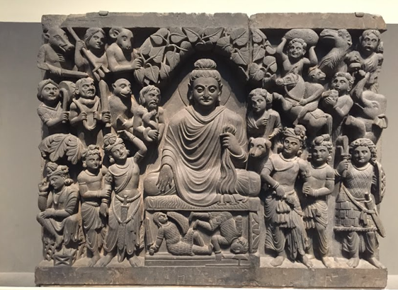 Gotama Buddha, sözlerinde aydınlanmanın peşinden koşmak için değil, iyiyi aramak için saraydan ayrılıp doğaya karıştığını belirtir. Bu "iyi” iyinin ve kötünün ötesindedir. O, 29 yaşında ayrıldığı saraydan 80 yaşında Kusinagar'da ölene kadar en iyi nasıl yaşanacağını aramıştır. Başkalarının ne yaptığı değil, kişinin hakikati araması önemlidir. Herkes kendisi için gerekeni yapar.
Doğu maneviyatında fiziksel dünya, Batı'da olduğu gibi salt madde değil, zihin ve bedenin koşullu birlikteliğidir. Kuantum fiziğinin gösterdiği gibi, gerçeklik algımızın ötesine uzanan bu derinlik, Buddha'nın duyuların yanıltıcı olduğunu anlatan acının soylu nedeni (Samudaya) gerçeğine de güzel bir göndermedir. Bu gerçek Batı'yı ve Doğu'yu birbirine yaklaştırır ve birbirlerinin göremediği gerçeği görmelerini sağlar. Belki de insanlığın aradığı evrensel huzur bu farklı yöntemlerin diyaloğunda yatıyordur.
Konu inanç olunca günlerce konuşulabilir. Oysa kişisel inanç söz konusu olduğunda, Budizm'de olduğu gibi insan biraz içine dönmelidir. Kısacası insanlar biraz yalnız kalmayı öğrenmelidir. İnsanın iç huzurunu yakalaması için içindeki cevherden başka birine ihtiyacı yoktur. En büyük cehennem arzulara bağlılık, cennet ise zihinsel kurtuluştur. Bu bağlamda, herkes kendi cennet ve cehennemini yaşar.

