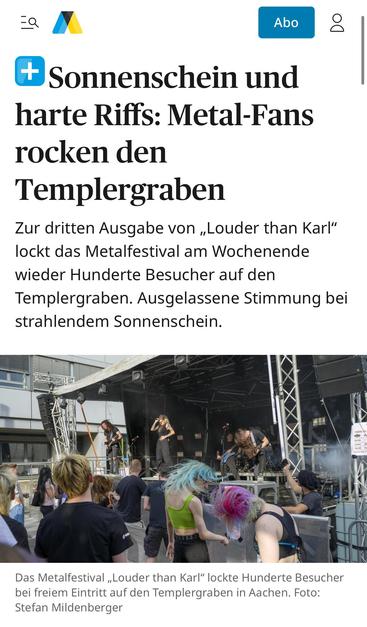 Das Bild zeigt eine Szene aus dem Metal-Festival "Louder than Karl" auf dem Templergraben in Aachen. Der Titel des Artikels lautet: "Sonnenschein und harte Riffs: Metal-Fans rocken den Templergraben." Der Text beschreibt, dass es sich um die dritte Ausgabe des Festivals handelt und dass es am Wochenende Hunderte von Besuchern anlockt. Die Atmosphäre wird als ausgelassen und strahlend beschrieben, während es sonnig ist.

Im Bild ist eine Bühne zu sehen, auf der Musiker spielen. Die Bühne ist mit…