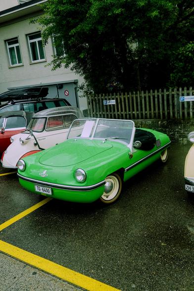 Ein grünes, altes Auto. Es ist ein ziemlich kleines Cabrio. Irgendwie niedlich. 