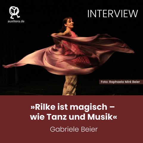 Eine Tänzerin schwingt vor dunklem Hintergrund ihr weit wehendes Kleid.