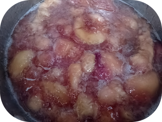 Cuisson des pêches dans la grande casserole.