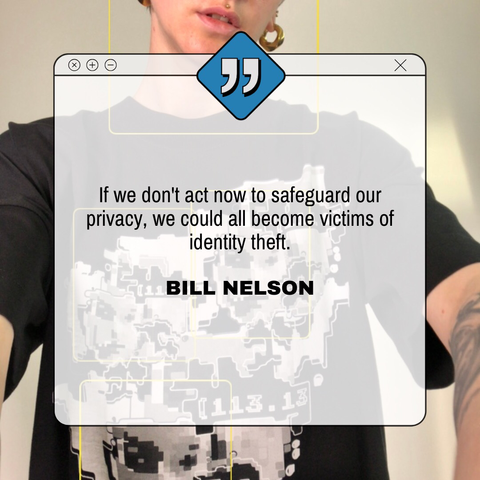  Das Bild zeigt einen Ausschnitt eines Menschen, der ein schwarzes T-Shirt mit einem digitalen, pixeligen Muster trägt. Der Text auf dem Bild lautet: "If we don't act now to safeguard our privacy, we could all become victims of identity theft." - BILL NELSON. Der Text ist in einem weißen, transparenten Fensterformat mit einem blauen Anker mit Anführungszeichen dargestellt, das an ein Computerfenster erinnert. Der Hintergrund ist unscharf, um den Fokus auf den Text zu legen.