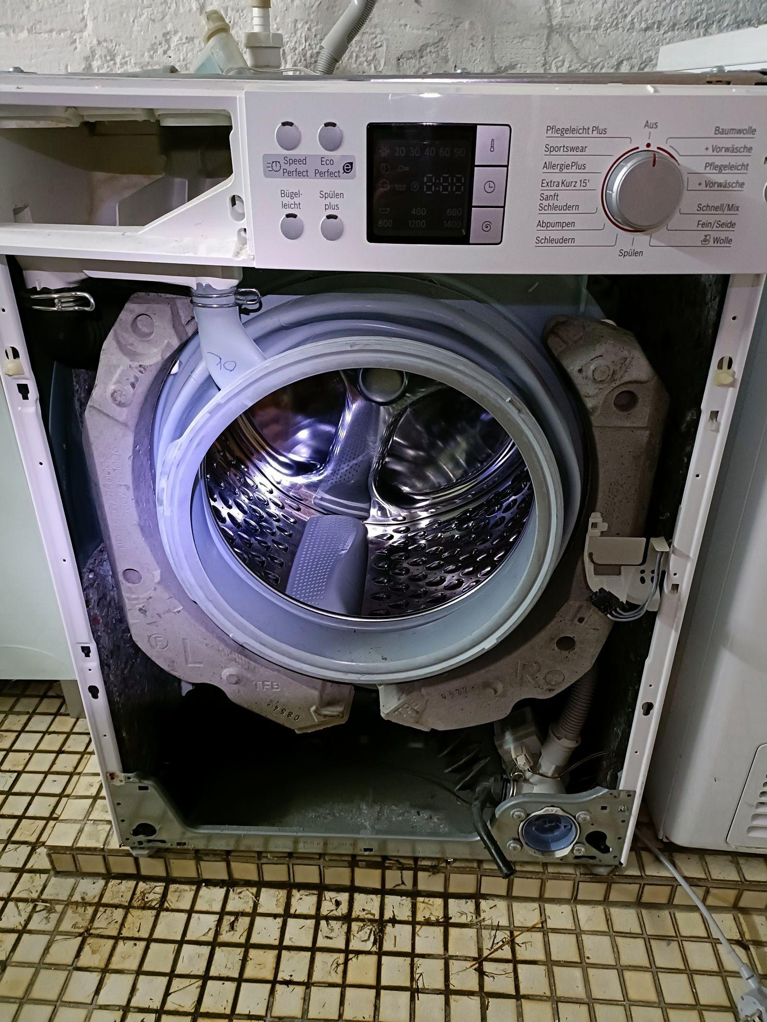 Bilder einer Waschmaschine, bei der die Front entfernt wurde, so dass man Teile der Technik sehen kann. Bilder einer Waschmaschine, bei der die Front entfernt wurde, so dass man Teile der Technik sehen kann.