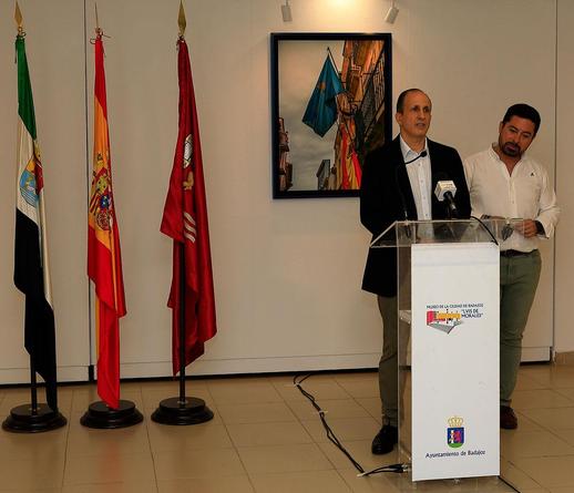 El Concejal de cultura "José Antonio Casablanca del Barco" y Creatiz "José Antonio Fontal Álvarez" durante la inauguración en el Museo de la ciudad de Badajoz "Luis de Morales" de la exposición "Kalós"