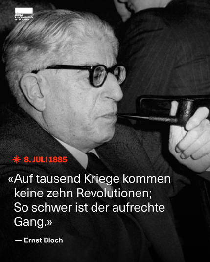 Foto: Ernst Bloch mit Pfeife. Dazu das Zitat: "Auf tausend Kriege kommen keine zehn Revolutionen; So schwer ist der aufrechte Gang." — Ernst Bloch