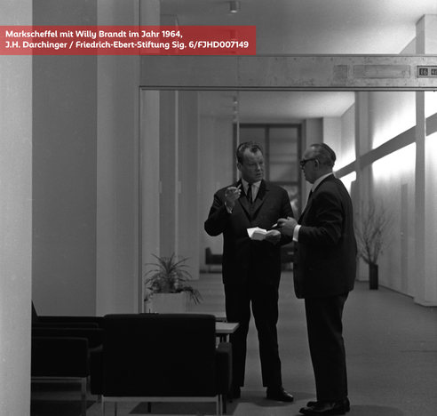 Markscheffel in einem Flur mit Willy Brandt 1964