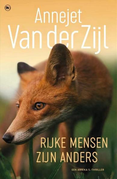 “Annika Schaefer leek Annejet van der Zijl een perfect uitgangspunt te geven voor een thriller. Deze Duitse politica zoekt na een schandaal zonder vrienden of geld haar toevlucht in een Noord-Hollandse badplaats. Maar in De val van Annika S. verpest de auteur het met gangsters en ongeloofwaardige scènes. Uiteindelijk bleef vooral één verhaallijn overeind, en die vormt de kern van Rijke mensen zijn anders.”