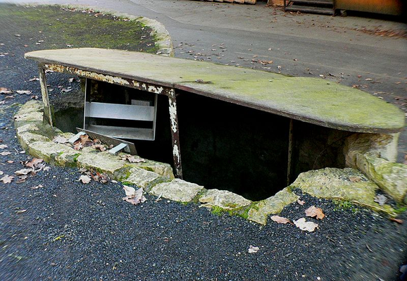 Haben wir gelacht als wir das Foto gesehen haben
und dann sind uns gleich die Gockel eingefallen die hier so gerne Inormationen wegtragen und sie als IHRE Informationen ausgeben ?
Ach wat ..
Voll der Luxus hier ..
Souffleurkasten auf einer Naturbühne
Bild Presse03 CC3.0