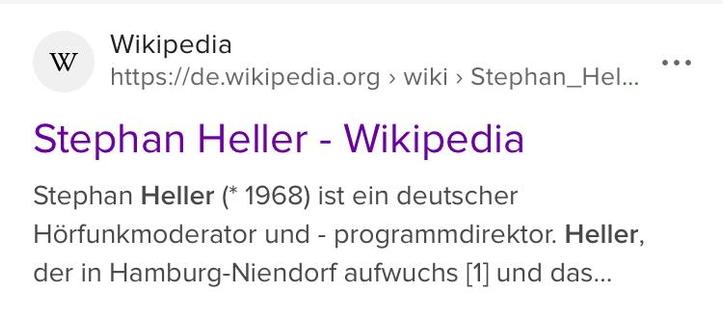 Das Bild zeigt einen Screenshot einer Wikipedia-Seite über Stephan Heller. Oben links ist das Wikipedia-Logo mit einem "W" in einem Kreis zu sehen. Darunter steht "Wikipedia" in schwarzer Schrift, gefolgt von der URL "https://de.wikipedia.org/wiki/Stephan_Heller". Der Titel der Seite, "Stephan Heller - Wikipedia", ist in violetter Schrift hervorgehoben. Darunter ist ein kurzer Text in schwarzer Schrift, der beschreibt, dass Stephan Heller (geboren 1968) ein deutscher Hörfunkmoderator und -programmdirektor ist. Er wuchs in Hamburg-Niendorf auf, wie in der Klammer [1] angegeben.