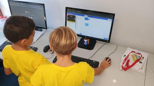 Dos niños programando la microbit