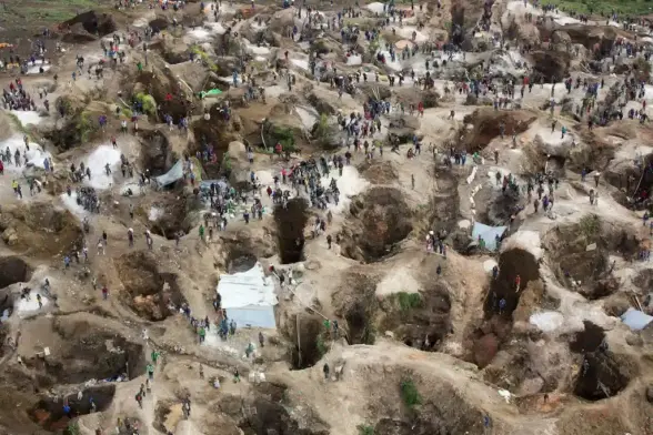  Mine de coltan de Luwowo près de Rubaya, Nord-Kivu, mars 2014.