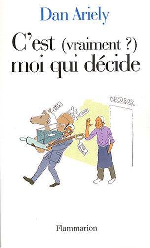 C'est (vraiment ?) moi qui décide
Dan Ariely, spécialiste d'économie comportementale

Pourquoi la période des soldes nous pousse-t-elle à acheter des choses dont nous n'avons aucun besoin ?
Pourquoi sommes-nous persuadés qu'une aspirine à 50 centimes nous guérit plus sûrement qu'un cachet à 5 centimes ?
Pourquoi cessons-nous à midi le régime que nous avons décidé le matin ?
Pourquoi, en d'autres termes, des gens intelligents comme vous et moi prennent régulièrement des décisions absurdes ?
Parce que nous ne sommes pas aussi rationnels que nous voudrions, et cette irrationalité se traduit par une multitude de «mauvais» choix qui touchent tant à notre quotidien qu'à des décisions plus engageantes, telles le fait d'acquérir une maison, de changer de travail ou de nous lancer dans une relation amoureuse.
Conçu à partir d'expériences aussi variées qu'instructives, ce livre a pour but de nous aider à mieux déjouer les pièges de notre irrationalité : notre mode de pensée naturel est la comparaison, et ce fonctionnement nous destine particulièrement aux pièges des publicitaires ; nous explorerons notre rapport complexe à l'argent et verrons pourquoi nous surestimons toujours les biens que nous possédons, ou encore pour quelle étrange raison nous prenons moins de plaisir à faire un travail du moment qu'il est rémunéré.

Au terme de cet amusant périple nous attend une heureuse découverte : comme elle est quasi-systématique, notre irrationnalité est, en quelque sorte, prévisible.
