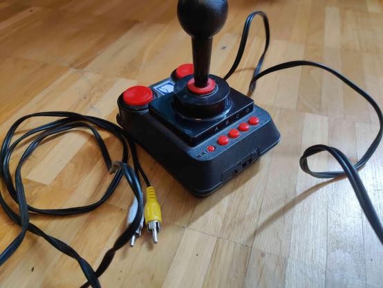 ein etwas staubiger C64 DTV auf meinem Fußboden mit Kabel