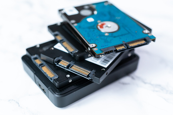 Pile de disques durs internes (HDD et SSD) prêts à équiper votre PC pour un stockage haute performance.