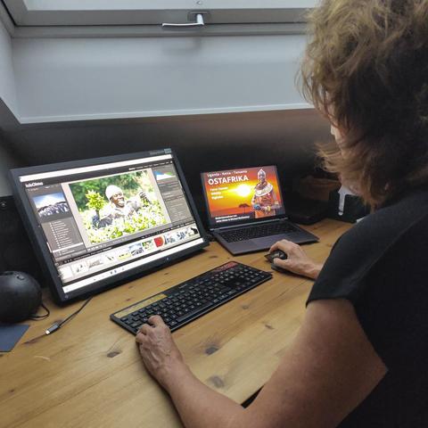 Jutta vor dem Rechner bei Betrachtung der Bilder für unsere Show