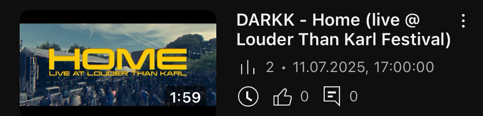 Das Bild zeigt ein Musikvideo-Thumbnail mit dem Titel "DARKKK - Home (live [@] Louder Than Karl Festival)". Auf der linken Seite des Bildes ist ein Bild zu sehen, das eine Live-Aufnahme von einem Festival zeigt, mit einer großen Menschenmenge und dem Text "HOME LIVE AT LOUDER THAN KARL" in großen gelben Buchstaben. Die Dauer des Videos beträgt 1:59.