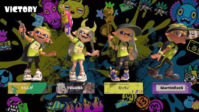 Screenshot of a victory screen in Splatoon, everyone have a similar pose that to raising their hand with their weapon... Except the inkling boy on the far right side named MartinBas8 who is looking elsewhere.