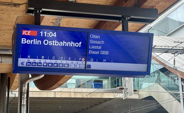 Gleis-Abfahrtsanzeiger, Bahnhof Bern.
Zeigt ICE, 11:04 mit Ziel Berlin Ostbahnhof 