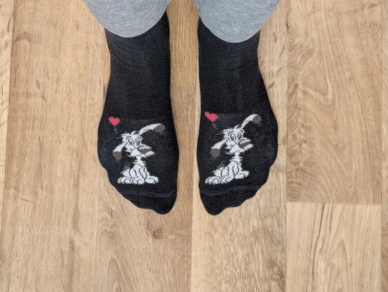 Schwarze Socken mit einem Idefix darauf und einem kleinen roten Herzchen.