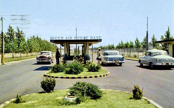 Postkarte vom Eingangstor der Biggs AFB – Ende der 1950er Jahre
Quelle: United States Air Force
Lizenz: Public domain
