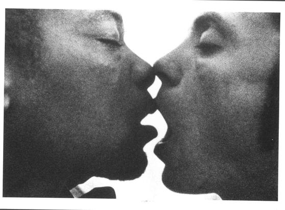 Filmstil schwarzweiss aus dem Film NITRATE KISSES. Zwei Frauen küssen sich.