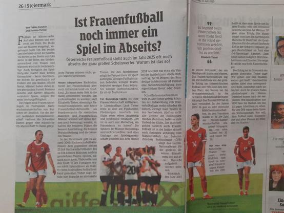 Artikel aus der KLZ vom 13.7.2025 mit Titel: "Ist Frauenfußball noch immer ein Spiel im Abseits?" über Österreichs Frauen-Fußball. Bebildert mit ÖFB-Spielerinnen. Der Text vergleicht Männer- und Frauen-Fußball. Als Hauptgrund für die geringere Nachfrage des Frauen-Fußballs machen die Autor:innen die fehlende Finanzierung aus.
