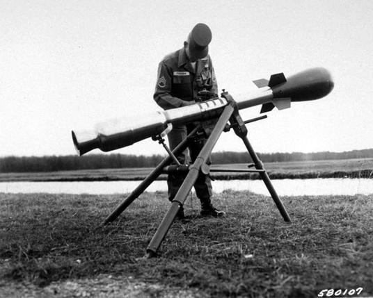 Foto einer in den USA entwickelten M-388 Davy Crockett-Atomwaffe, die an einem rückstoßfreien Gewehr auf einem Stativ montiert ist, hier zu sehen auf dem Aberdeen Proving Ground in Maryland im März 1961. Sie verfügte über den kleinsten Atomsprengkopf, der je von den USA entwickelt wurde.
Quelle: US government DOD and/or DOE photograph - Chuck Hansen, The Swords of Armageddon: U.S. Nuclear Weapons Development Since 1945 (Sunnyvale, CA: Chukelea Publications, 1995)
Lizenz: Public domain