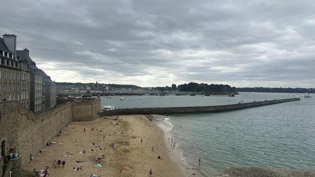 Auf den Stadtmauern von Saint-Malo. Der Himmelnist etwas bewölkt. Unter mir der Strand und Teile der Stadtmauern.