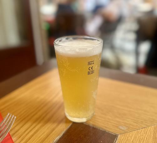Ein kleines, helles Bier im Glas.