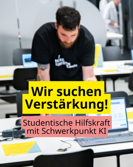 Ein junger Mann arbeitet konzentriert an einem Laptop in einem modernen Raum. Im Vordergrund steht der Text: „Wir suchen Verstärkung! Studentische Hilfskraft mit Schwerpunkt KI“.