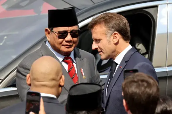 Macron s’entretient avec le président indonésien Prabowo Subianto lors du défilé militaire annuel du 14 juillet.