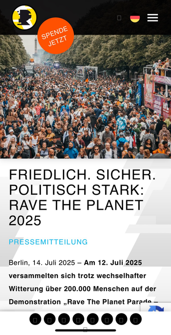 FRIEDLICH. SICHER. POLITISCH STARK: RAVE THE PLANET 2025  PRESSEMITTEILUNG  Berlin, 14. Juli 2025 – Am 12. Juli 2025 versammelten sich trotz wechselhafter Witterung über 200.000 Menschen auf der Demonstration „Rave The Planet Parade – Our Future Is Now“, um in sehr schwierigen Zeiten lautstark und tanzend für Frieden, kulturelle Freiheit und eine positive gesellschaftliche Veränderung einzustehen.  AUFTAKT MIT HALTUNG: ERÖFFNUNGSREDEN SETZEN STARKE POLITISCHE SIGNALE  Die Rave The Planet Parade 2025 wurde am Samstag feierlich eröffnet mit einer Begrüßung durch Dr. Motte, Mitgründer der Loveparade, der den Grund der Demonstration erklärte und das Motto „Our Future Is Now!“ in den Mittelpunkt stellte.  In seiner kraftvollen Eröffnungsrede betonte Marcel Weber (ClubCommission Berlin), dass Clubkultur ein essenzieller Teil von Demokratie sei – als Ort des Widerstands, der Vielfalt und des Zusammenhalts. Seine Forderungen reichten von Kulturschutzgebieten, über mehr politische und finanzielle Förderung für Clubs und Open-Airs, bis hin zur Anerkennung von Neurodiversität, Inklusion, Gleichberechtigung und dem Schutz queerer Leben.
