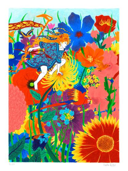 Cette illustration aux crayons de couleur montre une jeune femme rousse sautant de fleur en fleur à travers un champ immense et coloré. Ses cheveux sont retenus par des décorations de cheveux, notamment des rubans décorés de motifs géométriques, et elle tient fermement un long bâton sculpté dans sa main. Elle bondit au-dessus d’un chrysanthème jaune, entourée d’une végétation fournie faite de coquelicots, anémones, tournesols, myosotis et autres fleurs multicolores. Autour d’elle, plusieurs oiseaux tropicaux volent, dont un ara, un colibri et d’autres petits oiseaux.