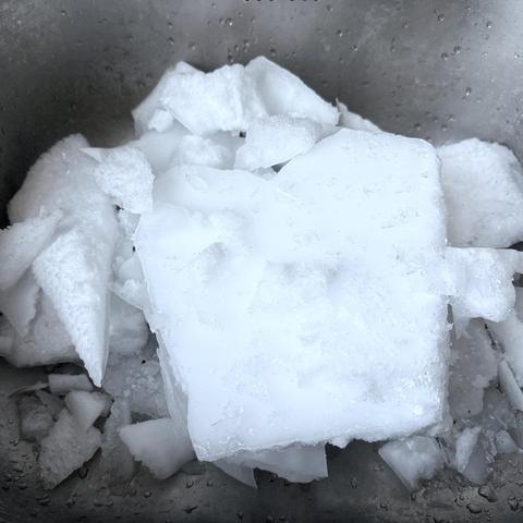 EN: A pile of pieces of ice buildup removed from a freezer cube.
DE: Ein Haufen einzelner Stücke von Eisablagerung, die aus einem Kühltruhenwürfel entfernt wurde.