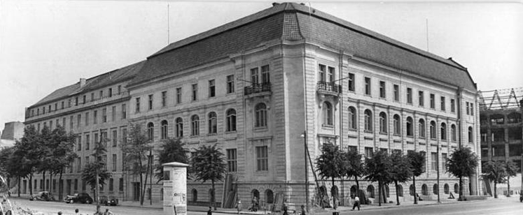 AdW DAW in der Hauptstadt BERLIN
datiert 191950
Bundesarchiv, Bild 183-S97609 / CC-BY-SA 3.0
nis 1950
Deutsche Akademie der Wissenschaften zu Berlin (DAW)