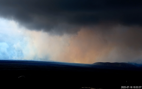 Live-Cam mit Blick Richtung Süden Richtung Eruption. Nur Rauch und Asche am regenschwangeren Himmel zu sehen.