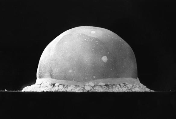 Trinity-Explosion, die sogenannte „Feuerblase“, 1∕40 Sekunde (0,025 s) nach der Zündung
Autor: Berlyn Brixner / Los Alamos National Laboratory - http://www.lanl.gov/orgs/pa/photos/images/PA-98-0520.jpeg
Lizenz: Public domain