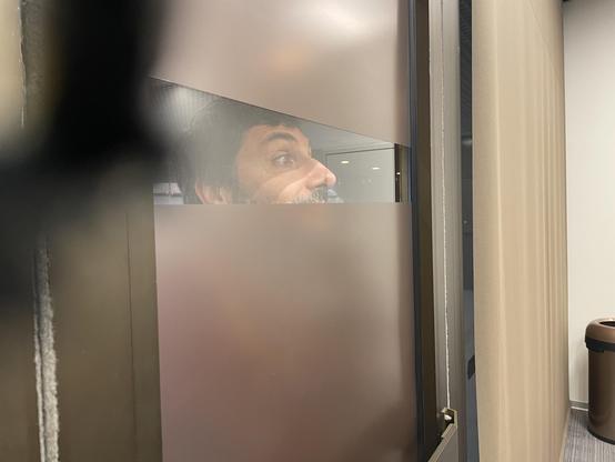 Roberto watching Hynek’s talk from outside the room.