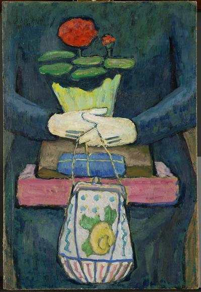 Nature morte peinte par Gabriele Münter représentant les génois d'une femme en robe bleu sur lesquels sont posés de petits paquets emballés, les mains de la personne sont gantées de blancs et tiennent un sac à main bourse de style années 30 brodé d'une fleur jaune et de motifs bleus