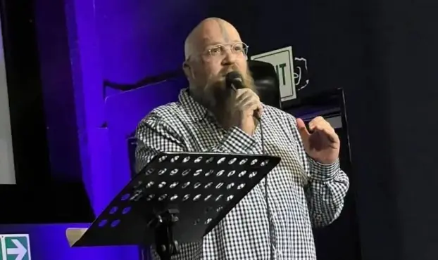 Ex-satanista, afirma que a oração dos pais em nome de Jesus cria uma barreira espiritual que impede a ação maligna. Foto: Reprodução/Facebook/Riaan Swiegelaar