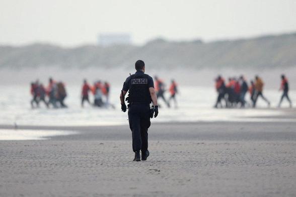 La police française tente d'arrêter un groupe de migrants sur une plage de Gravelines, le 2 juillet 2025.