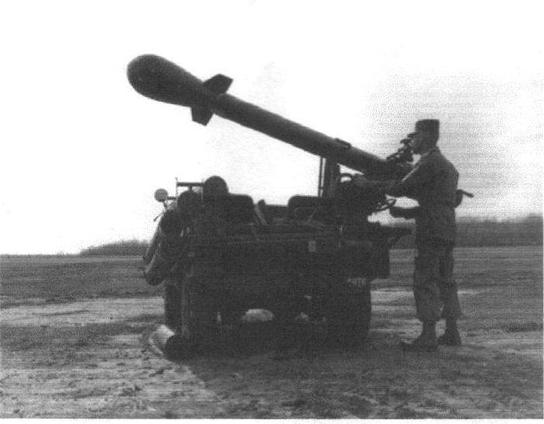 Little Feller I. Das Davy Crockett-Waffensystem wird auf einem Fahrzeug montiert und für den Start vorbereitet.
Quelle: Federal Government of the United States - 3ad.org
Lizenz: Public domain